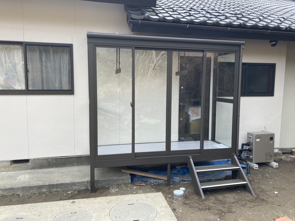 奥行きのとれない場所でのサンルームの設置例 長野県伊那 諏訪市丨ガーデン ウォールエクステリア丨nccトーヨー住器株式会社