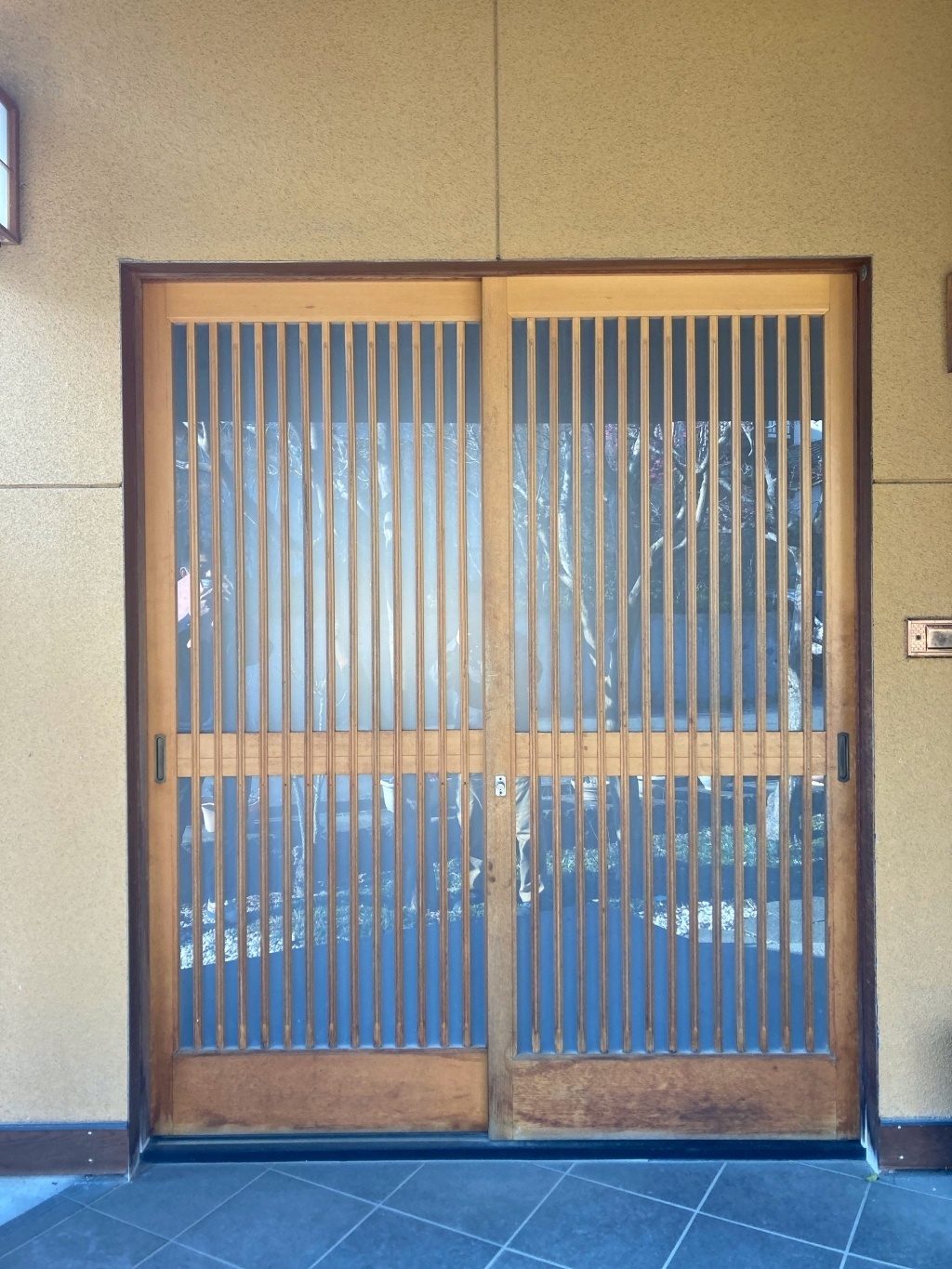 伊那市：木製の玄関引戸をアルミ・樹脂でできた玄関引戸(LIXIL